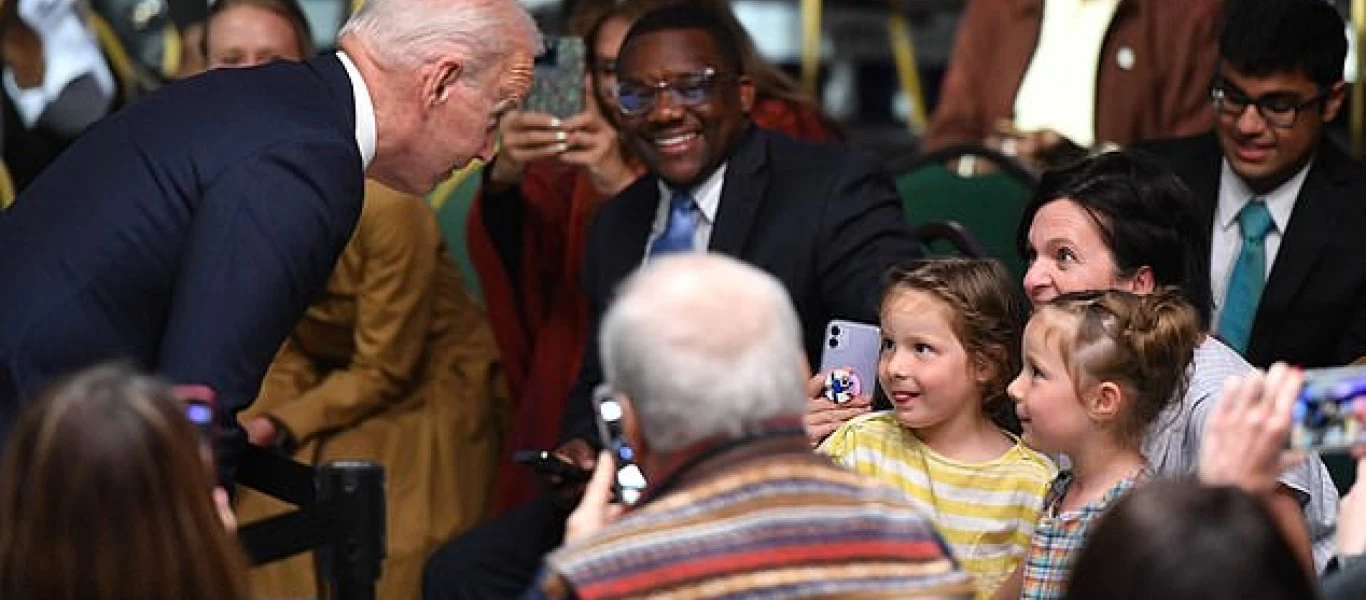Τι συμβαίνει με τον Τζο Μπάιντεν; Διέκοψε ομιλία για να πλησιάσει δύο κοριτσάκια 5 ετών